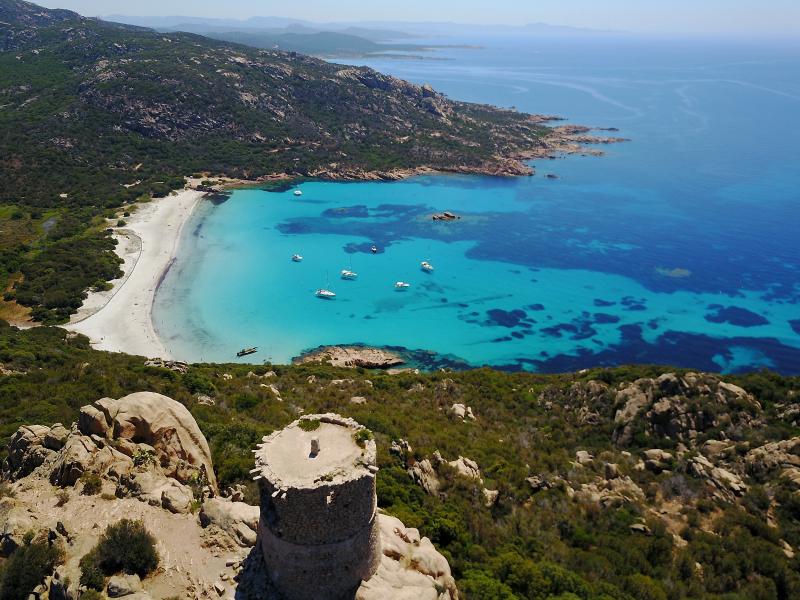 Discover the coves of the Gulf of Valinco, the white sand beaches and their turquoise waters. This program will include several swimming and snorkeling sessions across beautiful coves and beaches.