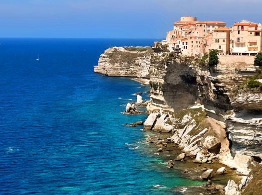Partez pour une journée à la découverte de Bonifacio, capitale pittoresque de la Corse. Vous profiterez de votre voyage pour marquer des arrêts baignade, découvrir les îles Lavezzi ou encore les falaises de Bonifacio depuis la mer.