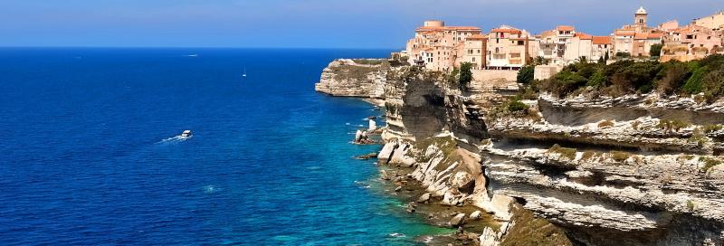 A bord de nos bateaux Partez pour une journée à la découverte de Bonifacio , capitale pittoresque de la Corse. Vous profiterez de votre voyage pour marquer des arrêts baignade, découvrir les îles Lavezzi ou encore les falaises de Bonifacio depuis la mer.