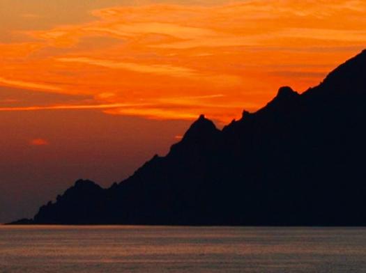 La Corse vue autrement avec cette sortie en mer au soleil couchant à destination du petit hameau de Girolata. Vous pourrez contempler Cap Rosso et ses grottes, les Calanches de Piana et la réserve naturelle de Scandola avec une lumière inédite.