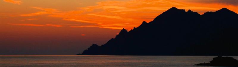La Corse vue autrement avec cette sortie en mer au soleil couchant à destination du petit hameau de Girolata. Vous pourrez contempler Cap Rosso et ses grottes, les Calanches de Piana et la réserve naturelle de Scandola avec une lumière inédite.