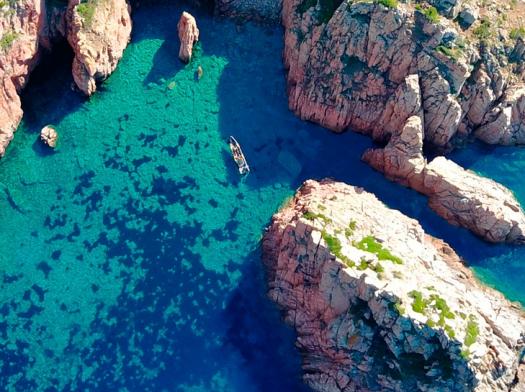 Vous mettrez le Cap sur Capo Rosso où vous pourrez découvrir ses grottes et ses fabuleuses piscines naturelles. Vous serez subjugués par les Calanches de Piana et la réserve de Scandola, sites classés au Patrimoine Mondial de l'Unesco.