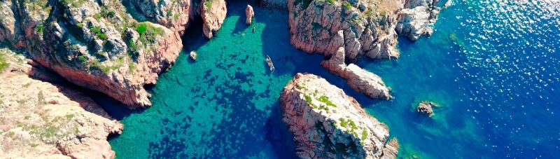You will set sail for the Mythical Scandola and Capo Rosso Reserve to discover its caves and its fabulous natural pools. You will be captivated by the majestic Calanches de Piana, sites classified as World Heritage by Unesco.