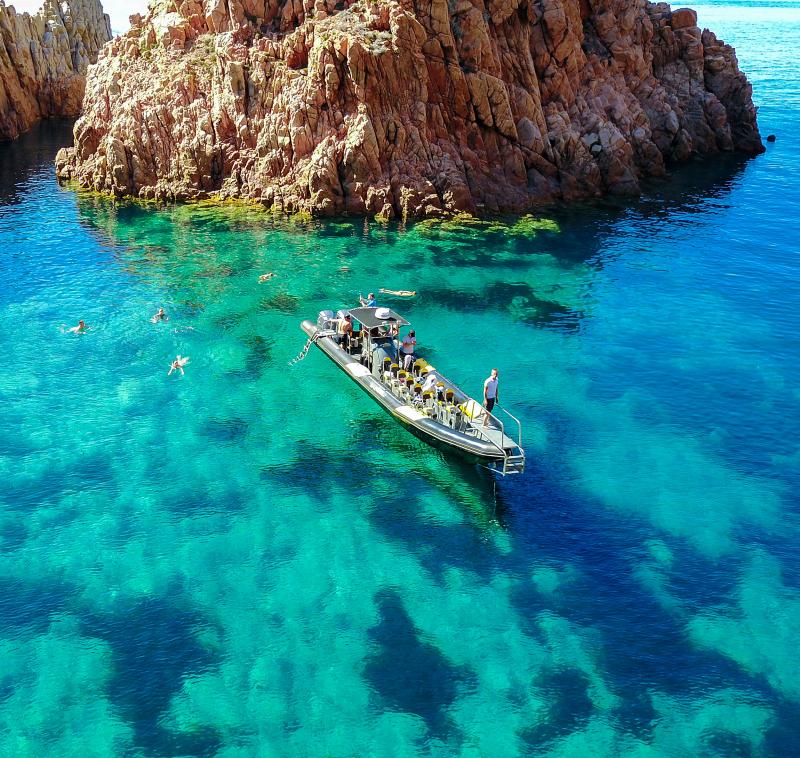 You will set sail for Capo Rosso to discover its caves and its fabulous natural pools. You will be captivated by the majestic Calanches de Piana and the mythical Scandola Reserve, sites classified as World Heritage by Unesco.