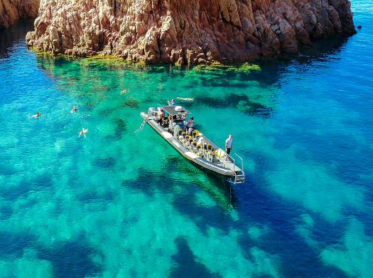 Vous mettrez le Cap sur Capo Rosso où vous pourrez découvrir ses grottes et ses fabuleuses piscines naturelles. Vous serez subjugués par les Calanches de Piana et la réserve de Scandola, sites classés au Patrimoine Mondial de l'Unesco.