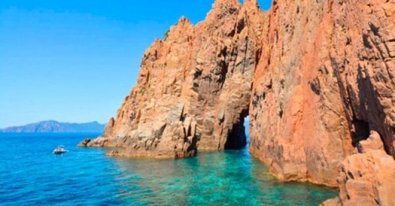 Vous mettrez le Cap sur Capo Rosso à la découverte de ses grottes et ses fabuleuses piscines naturelles.