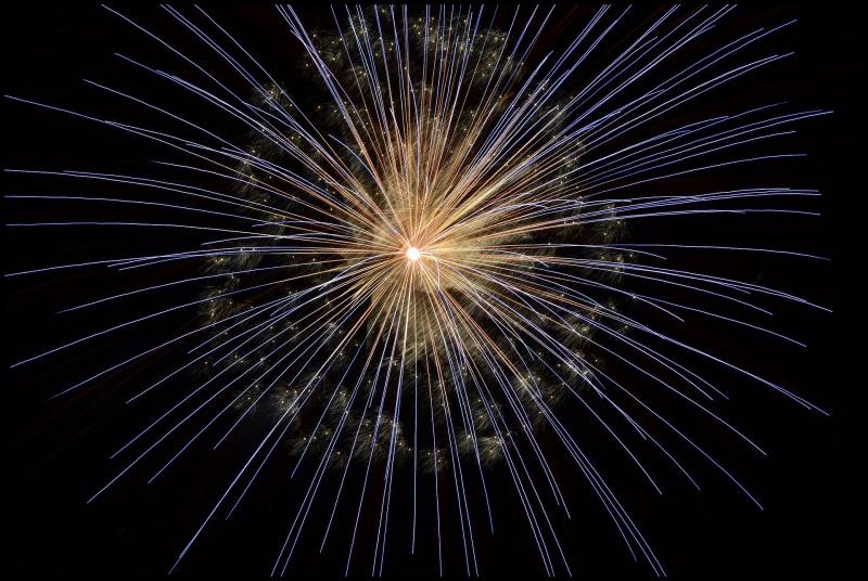 Venez admirer le feu d’artifice depuis la mer .